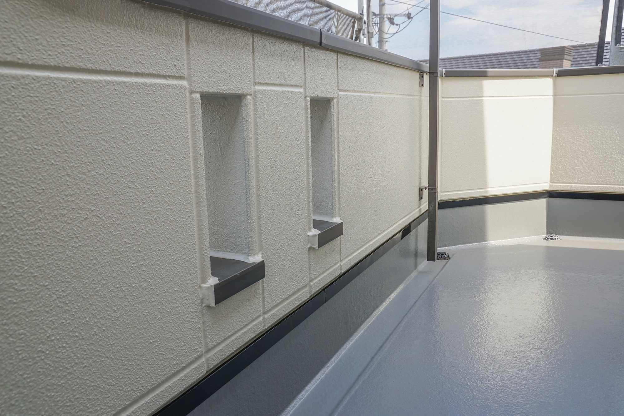 東京都内で笠木の雨漏りは業者への防水コーキング依頼で解決！信頼