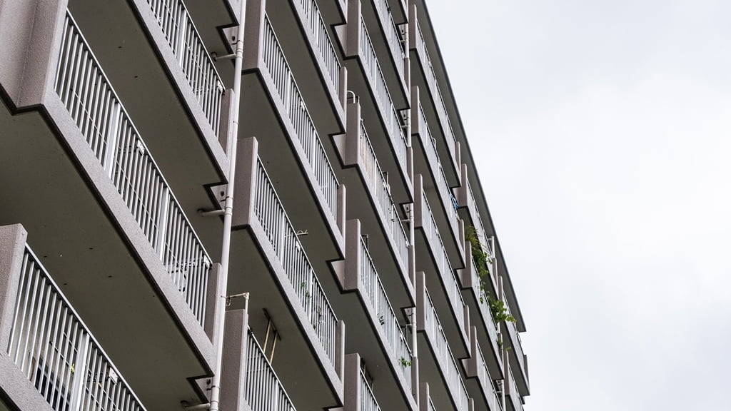 大規模修繕の周期は法律で決まっている?根拠となる法規とガイドラインを解説