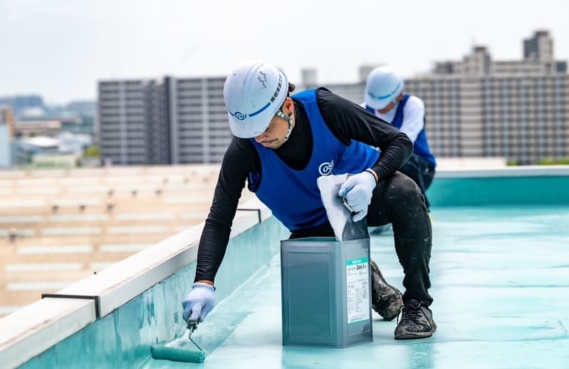 施工を行う職人の写真