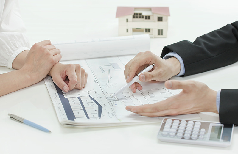 価格の説明を行う職員の写真